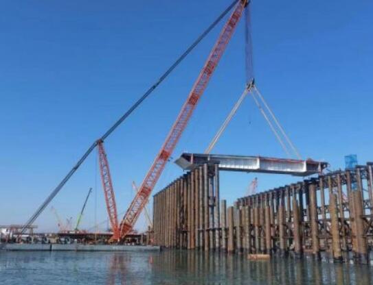 京(jīng)雄高速公路(lu)永定河特大(dà)橋首段鋼箱(xiang)梁成功吊裝(zhuāng)