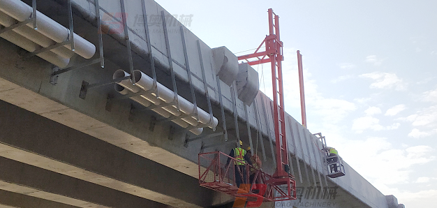 高速(sù)橋梁排水(shui)管安裝及(ji)橋底檢修(xiū)平台