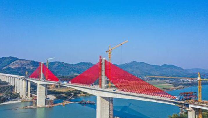 大跨徑(jìng)公路預(yu)應力混(hùn)凝土斜(xié)拉橋培(pei)森柳江(jiang)特大橋(qiao)斜拉索(suo)施工完(wán)成
