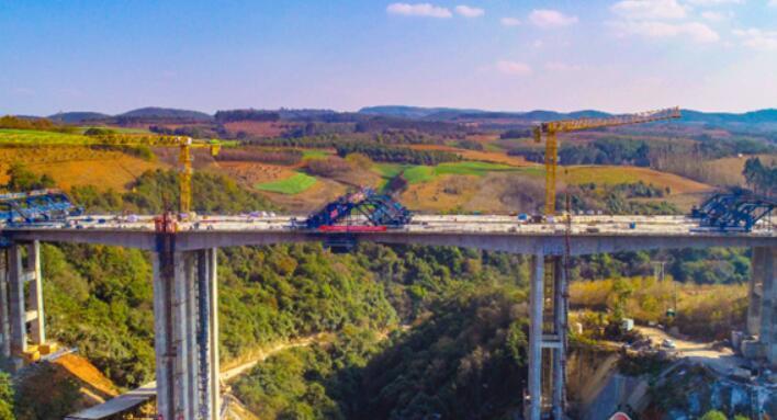 三清高速(su)全線唯一(yī)連續剛構(gòu)橋馬蹄河(hé)大橋順利(lì)合龍