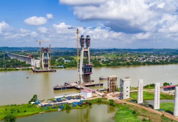 國内高速鐵路(lu)最大跨度鋼-混(hun)斜拉橋六景郁(yu)江特大橋首座(zuò)主塔封頂