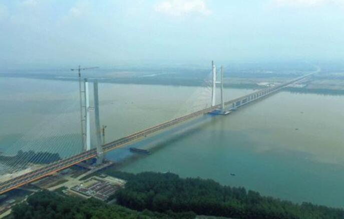 同類(lèi)跨徑最大的鋼砼(tong)結合及鋼砼疊合(hé)梁斜拉橋赤壁長(zhǎng)江公路大橋交工(gong)驗收