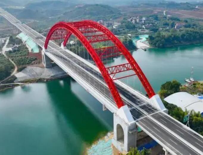 巴馬至田(tián)東高速公(gōng)路建成通(tong)車