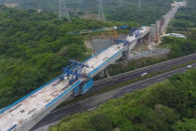 福廈高(gāo)鐵漳州(zhōu)九龍江(jiang)特大橋(qiáo)跨沈海(hai)高速連(lian)續梁順(shun)利合龍(long)