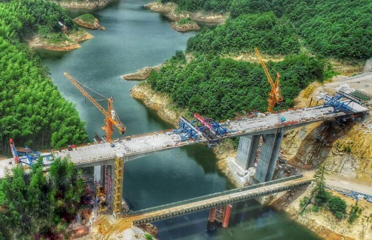 景文高速東(dong)坑互通主線橋單(dan)幅貫通