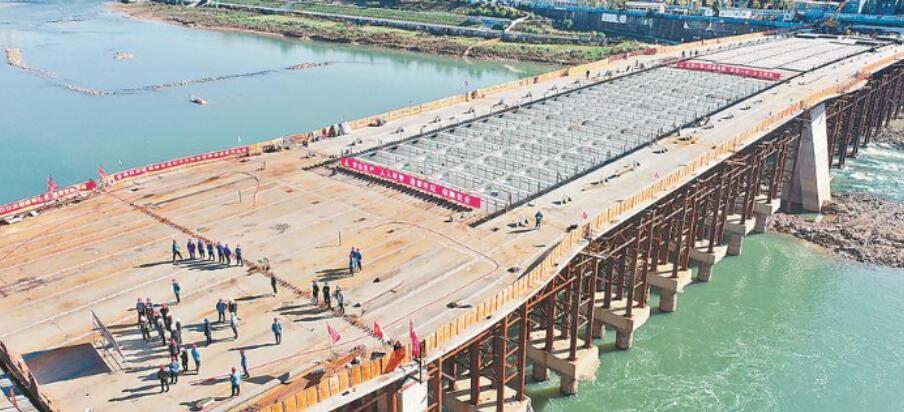 三江(jiāng)口大橋(qiáo)主橋鋼(gang)箱梁正(zheng)式合龍(long)