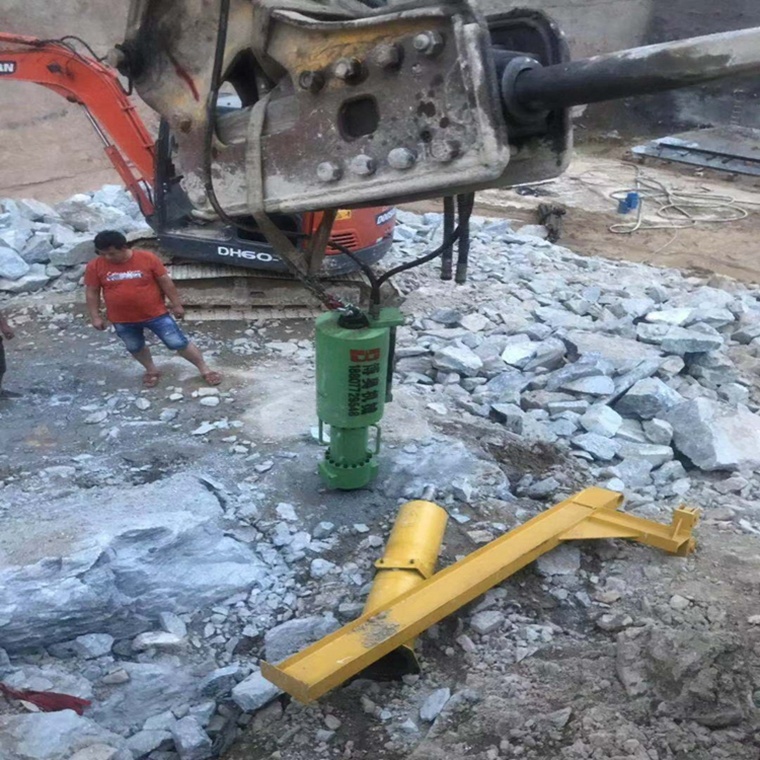 咸阳尔易金属制造集团(3G网站)M20挖改(gai)式機載劈裂機(jī)