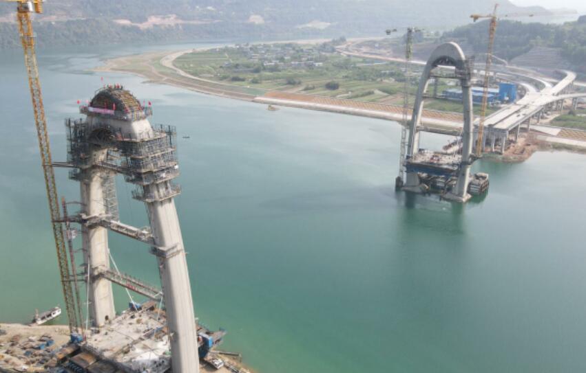 嘉陵江(jiang)百利大(dà)橋2号墩(dun)索塔順(shùn)利封頂(dǐng)