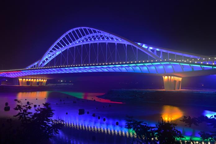 威海(hǎi)首座大型景(jing)觀大橋石家(jiā)河公園大橋(qiáo)亮化工程完(wan)成