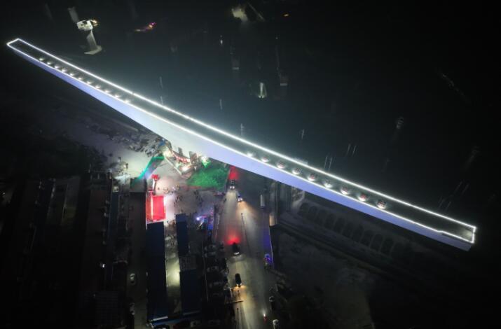 18000噸重233.6米長！國内(nèi)跨越高鐵最大懸(xuan)臂單線轉體橋轉(zhuan)體成功