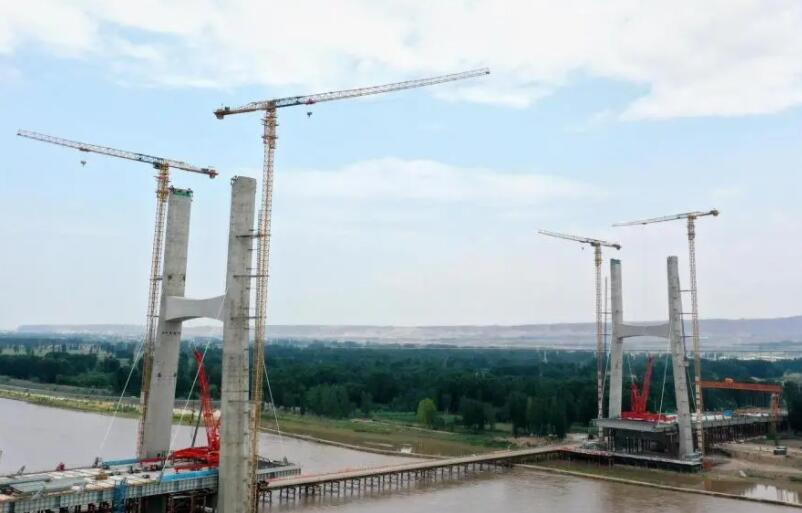 中衛下河沿黃(huang)河公路大橋首對(dui)斜拉索挂設成功(gōng)