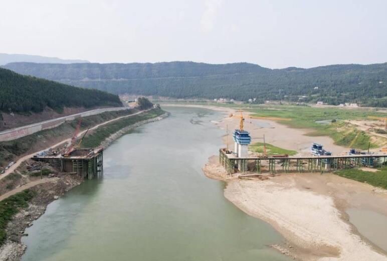 京昆高(gāo)速廣綿擴容工程(cheng)最長橋嘉陵江特(tè)大橋主墩封底