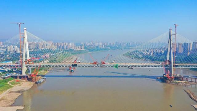 白(bai)居寺長江大橋斜(xié)拉索已全部挂設(she)完畢