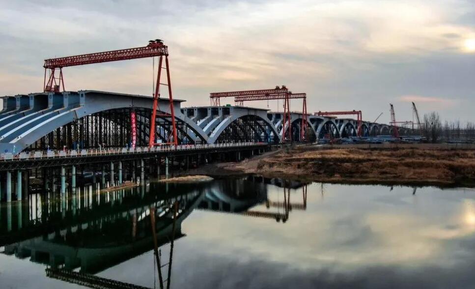 全國最(zuì)大上承(cheng)式鋼箱(xiang)連拱橋(qiao)——白溝河(he)特大橋(qiao)已進入(rù)通車倒(dao)計時