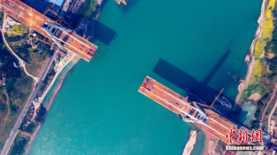 四川宜(yi)賓臨港公鐵(tiě)兩用長江大(dà)橋加緊鋼箱(xiāng)梁吊裝施工(gong)