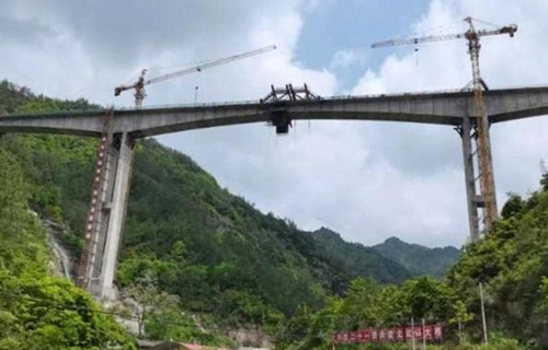 國(guó)内抽蓄行業單跨(kuà)最長且高度最高(gao)的現澆剛構橋缙(jìn)雲縣北坑口大橋(qiáo)合龍