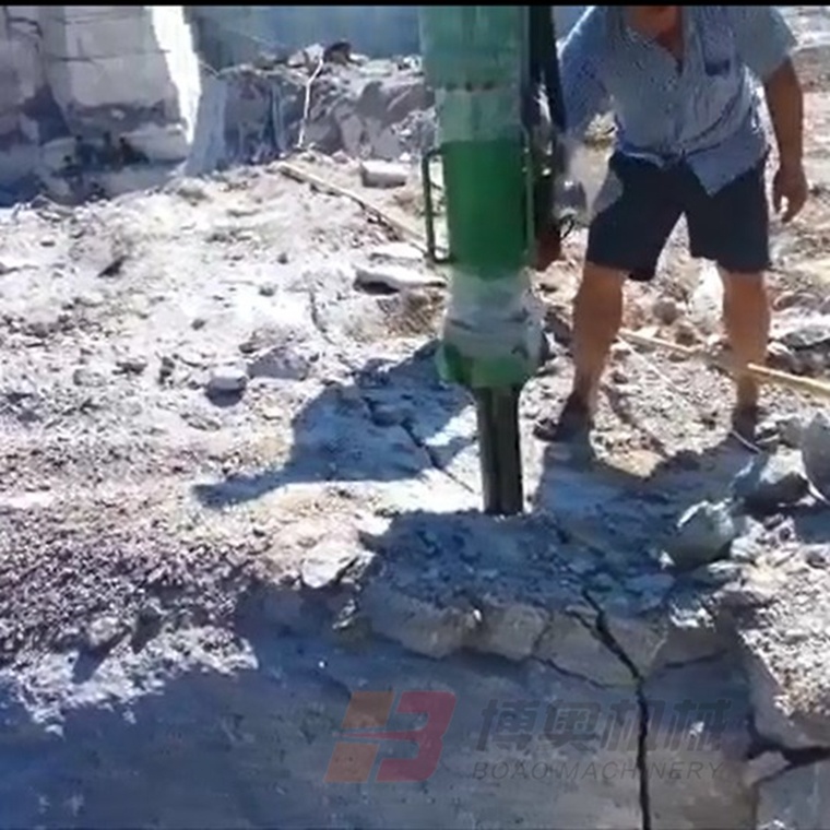 咸阳尔易金属制造集团(3G网站)M20挖改式機載劈(pi)裂機