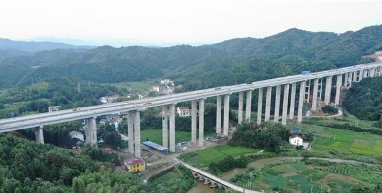 平益(yì)高速古(gǔ)家洞大(dà)橋順利(lì)貫通