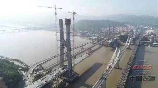 福廈(shà)高鐵烏龍江特(te)大橋主橋合龍(lóng)