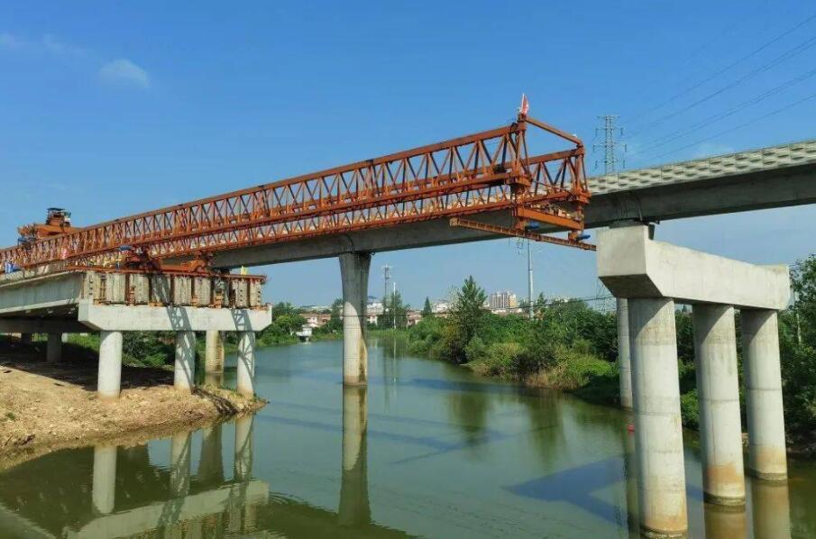 漢(hàn)施公路(lu)大橋左(zuo)幅首孔(kǒng)50米T型梁(liang)架設順(shùn)利完成(chéng)