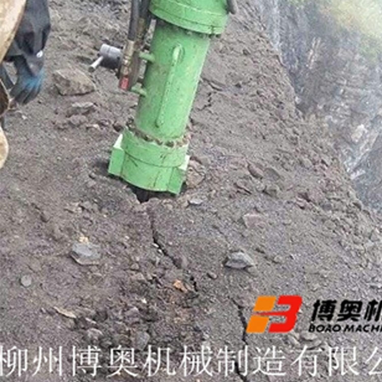 礦山破石劈(pi)裂機設備