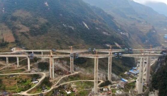 宜昭(zhāo)高速二期牛(niú)街特大橋左(zuǒ)幅邊跨順利(lì)合龍