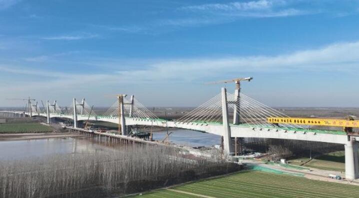 國内首個(gè)高速鐵路五塔斜(xie)拉橋——長清黃河特(tè)大橋主橋合龍