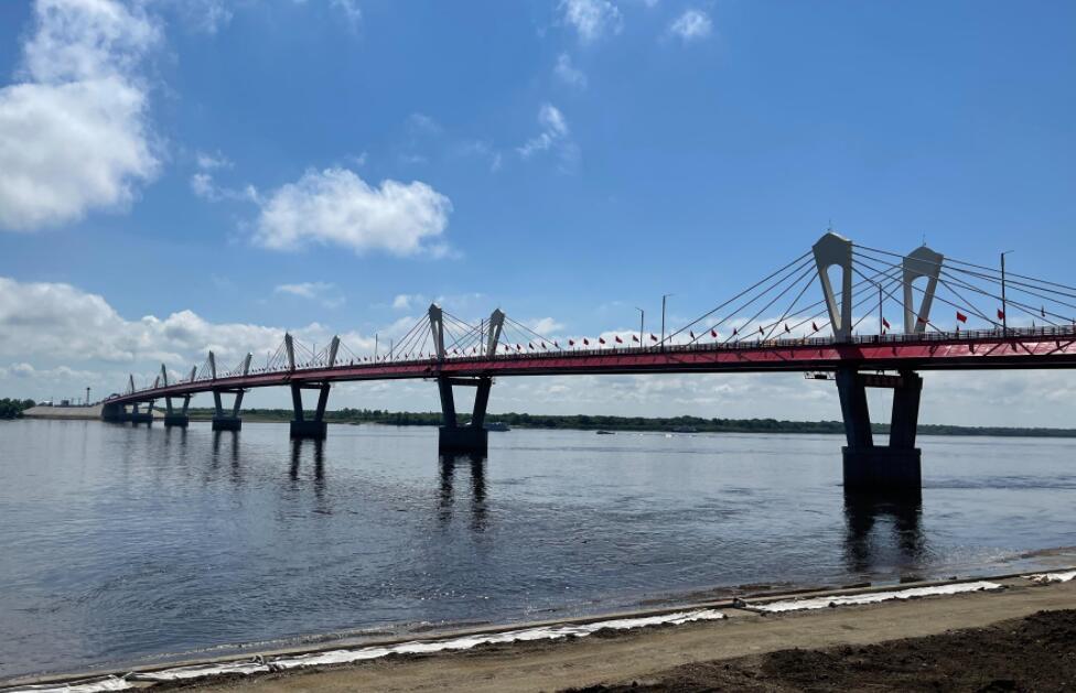 連接中(zhōng)國和俄羅斯兩國(guo)邊境的黑龍江大(da)橋正式通車