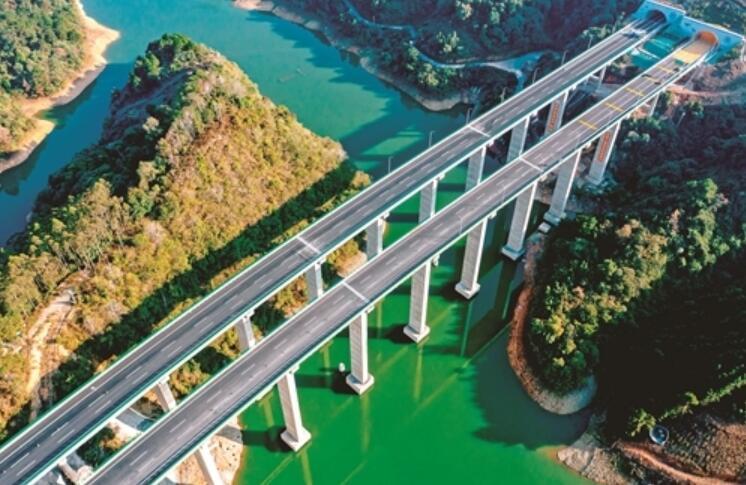 巴馬至平(píng)果高速公(gong)路提前兩(liǎng)年通車
