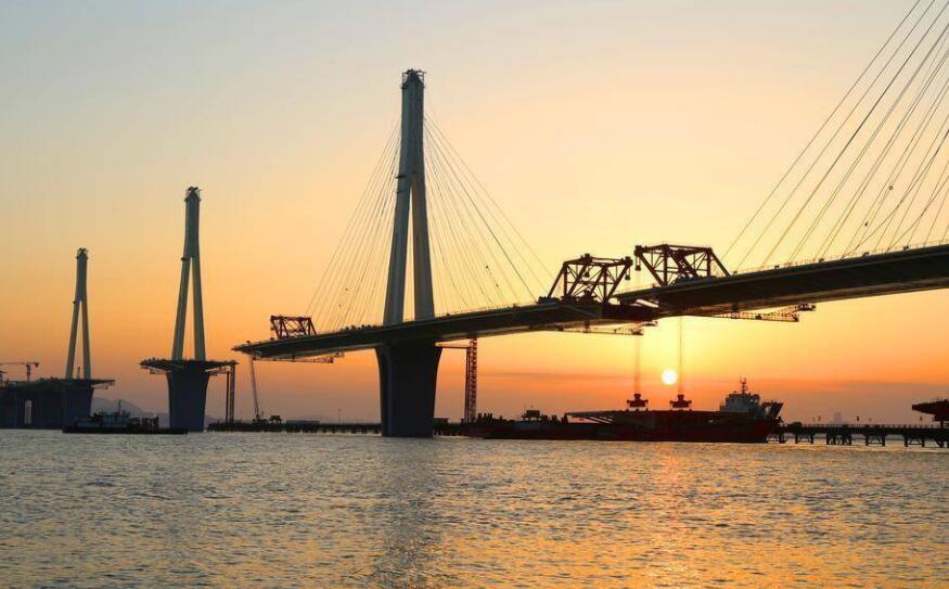 目前世界上(shang)最寬公鐵兩(liang)用斜拉橋珠(zhū)海金海大橋(qiáo)标準鋼箱梁(liang)架設過半