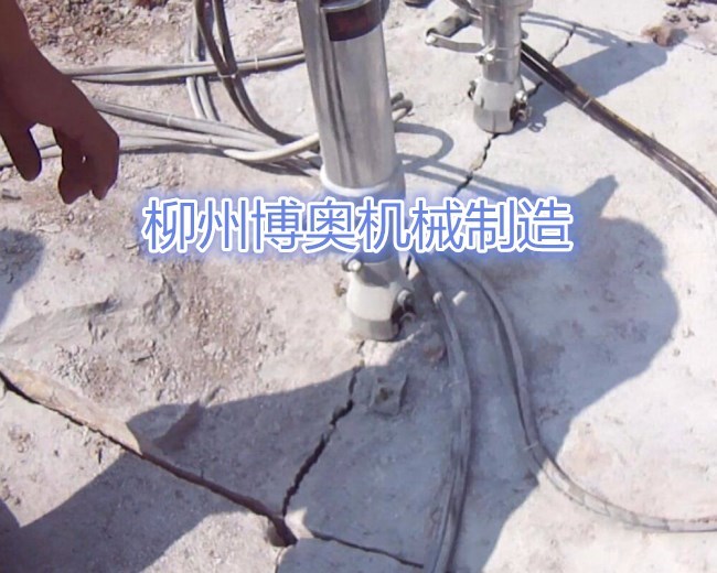 岩(yan)石劈裂(liè)機的使(shǐ)用維護(hu)決定設(she)備的使(shǐ)用壽命(ming)