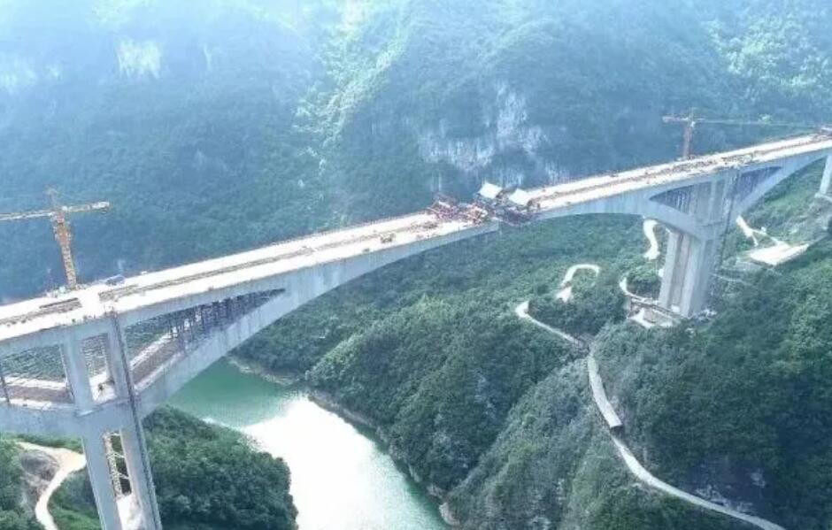黔南又一“世界級(ji)”大橋甘溪特大橋(qiáo)有望十月建成通(tong)車