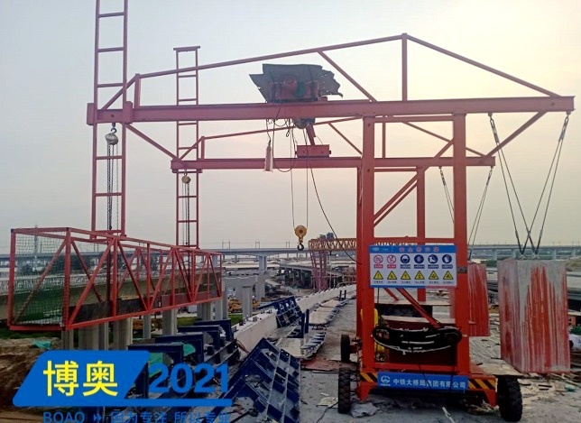 新型橋梁防(fáng)撞牆模闆施工台(tái)車