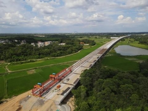 海南文臨公路龍(lóng)州河特大橋完成(chéng)箱梁架設