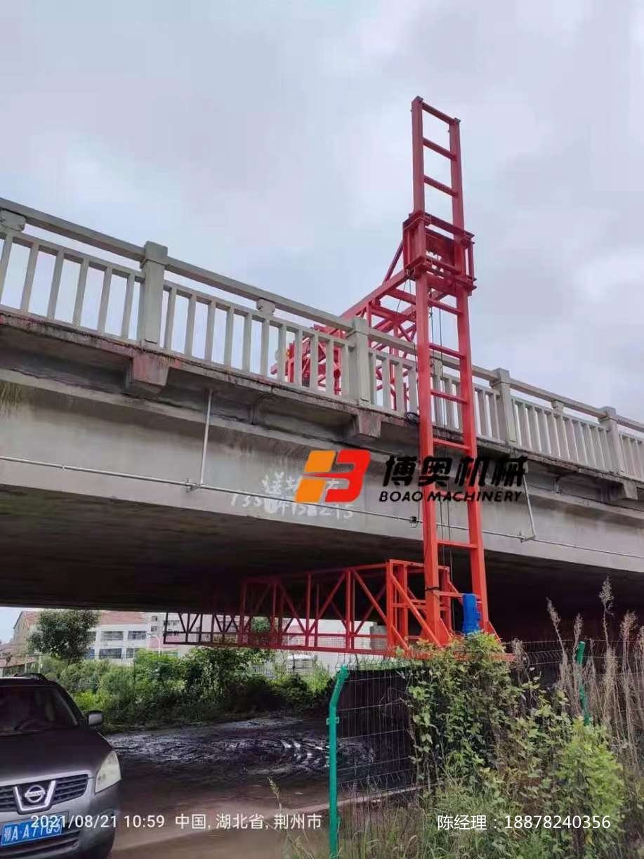 高速路(lù)橋梁雨水管(guan)安裝車