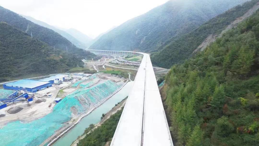 九綿(mian)高速全線難(nan)度最大剛構(gòu)橋厄哩村特(tè)大橋主橋雙(shuang)幅合龍