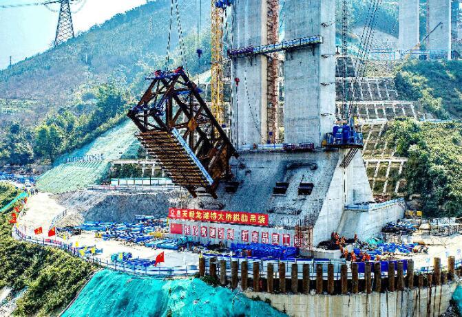 廣西天(tian)峨龍灘特大(da)橋首節段拱(gǒng)肋吊裝順利(lì)完成