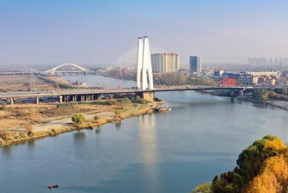 國内在建最寬(kuan)扁平鋼箱梁橋(qiao)梁——安徽省阜陽(yang)市阜裕大橋主(zhǔ)跨順利合龍