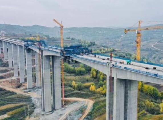 臨大(da)高速公路楊(yang)家嶺大橋右(you)幅中跨順利(li)合龍