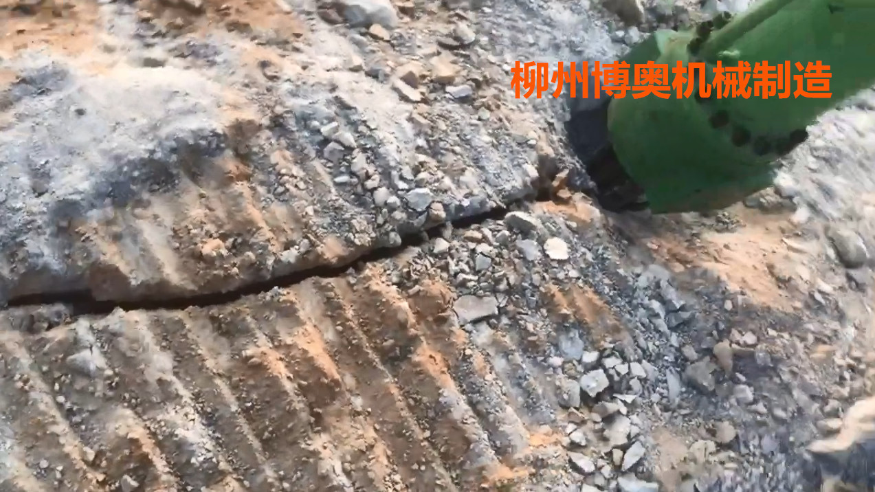 劈石(shi)機廠家(jia)供應專(zhuan)業破硬(yìng)石頭