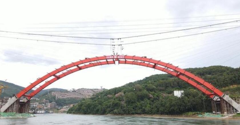 西(xī)雙版納瀾滄(cāng)江黎明大橋(qiáo)主拱成功合(hé)龍，預計今年(nián)底實現貫通(tong)