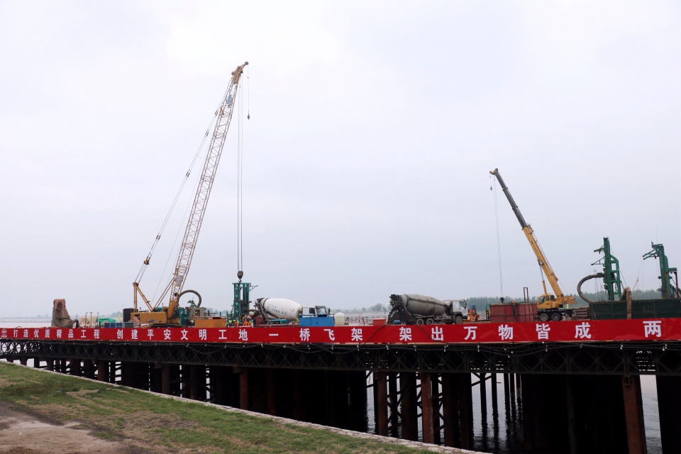 東津黃河大橋主(zhu)塔首根樁澆築完(wan)成 樁深堪比金字(zi)塔