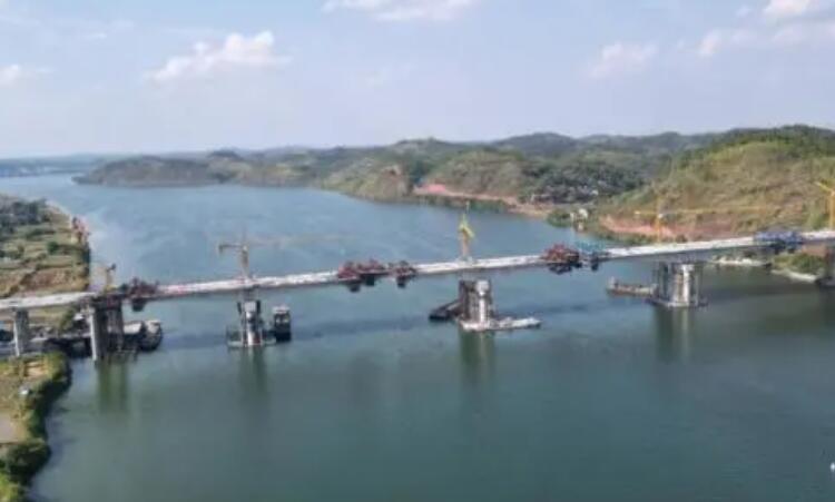 常祁高(gao)速石潭湘江(jiāng)特大橋全幅(fú)順利合龍