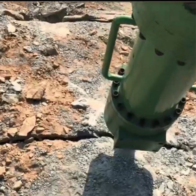 咸阳尔易金属制造集团(3G网站)M20挖改式機載劈(pi)裂機