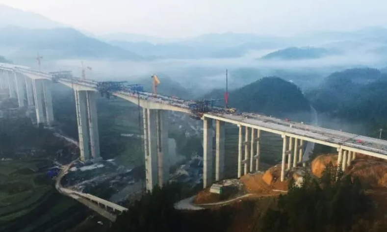 芷銅高(gāo)速公路拖沖特大(da)橋順利合龍