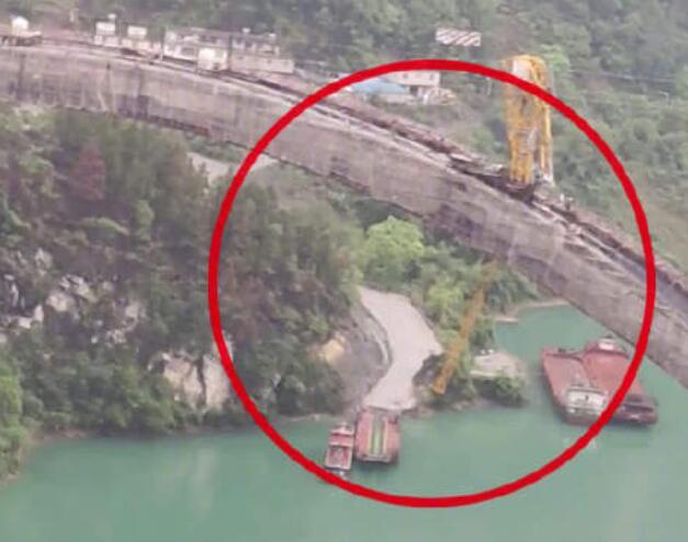 重慶一在(zai)建大橋塔(ta)吊被撞斷(duan)